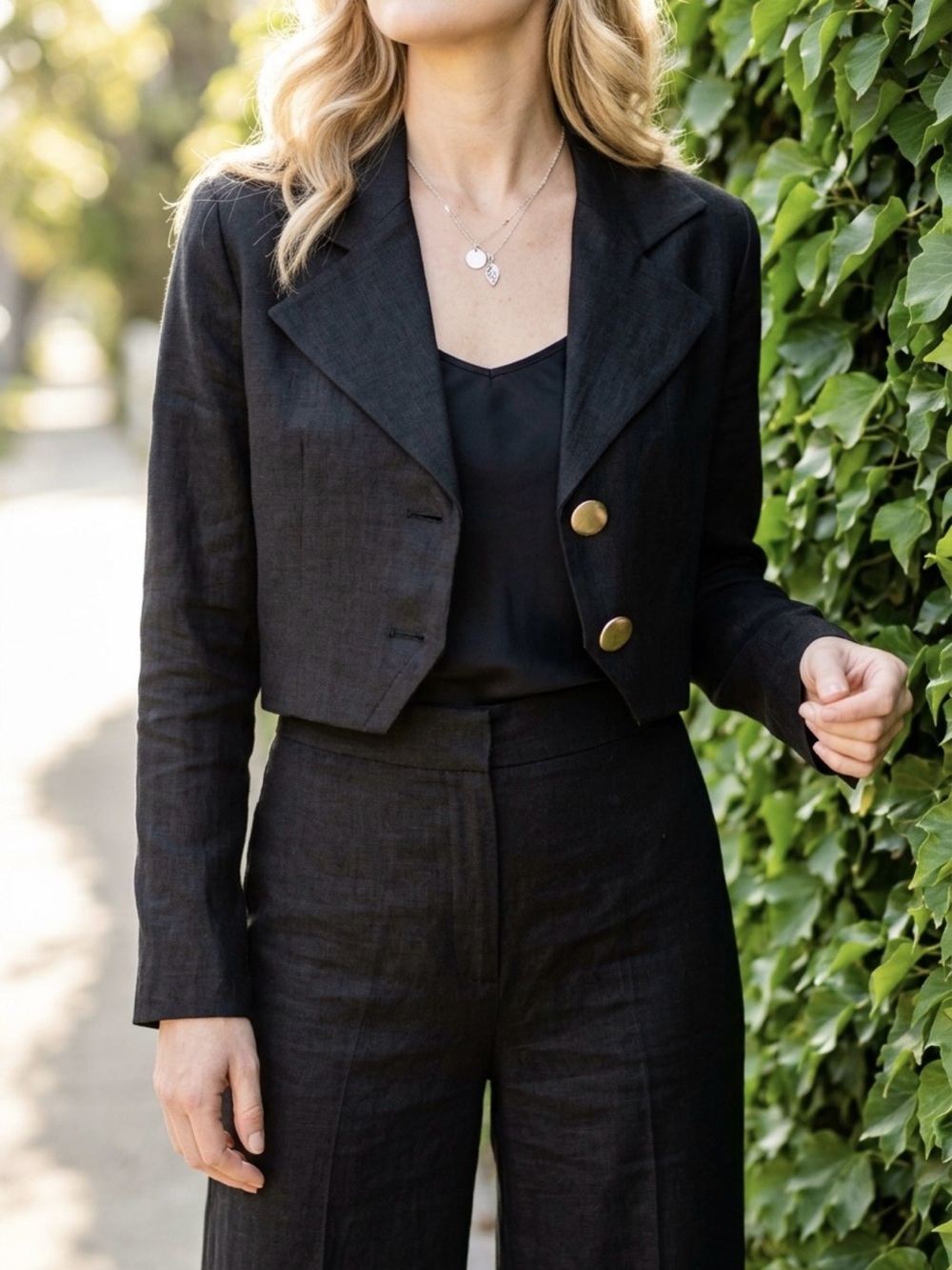 Sophisticated Black Cropped Jacket - Picture 11 of 12